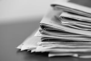 Zeitungsstapel schwarzweiss